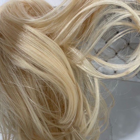 HAIR, 16” Straight with bangs, Bouffant/style, very blonde - Picture 6 of 8